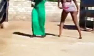 આફ્રિકન છોકરીઓ નૃત્ય ...