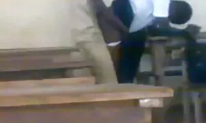 વર્ગમાં આફ્રિકન કિશો ...